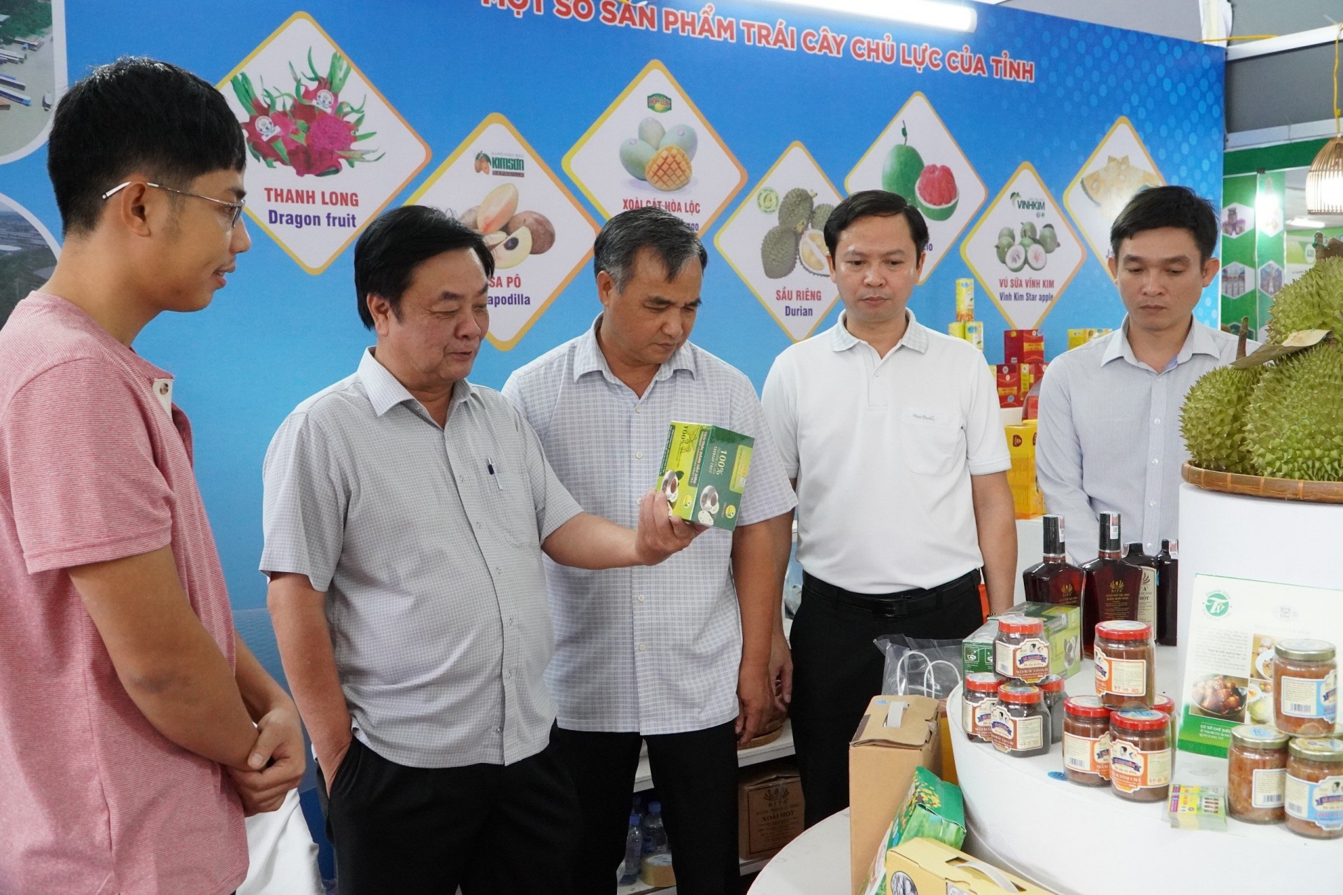 Ảnh 3: Bộ trưởng tham quan động viên gian hàng các tỉnh. Ảnh 3: Bộ trưởng tham quan động viên gian hàng các tỉnh.