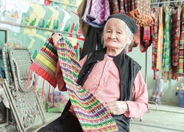 Chân dung nghệ nhân bên tấm vải dệt thổ cẩm Chân dung nghệ nhân bên tấm vải dệt thổ cẩm