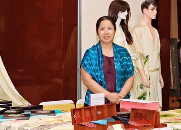 Nghệ nhân nâng tầm giá trị sản phẩm lụa Vạn Phúc