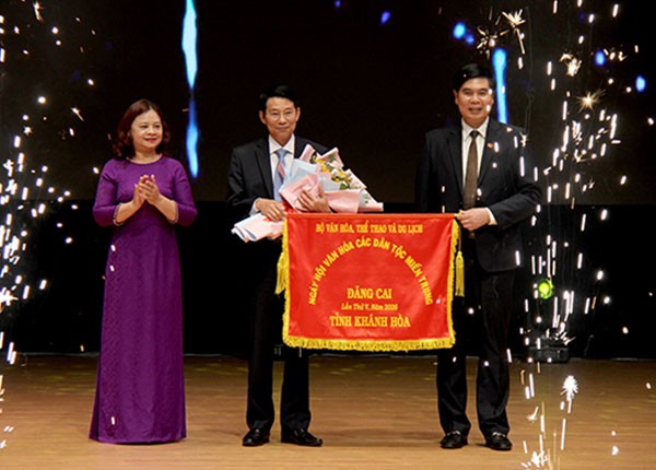  Đại diện tỉnh Khánh Hòa nhận cờ đăng Ngày hội Văn hóa các dân tộc miền Trung lần thứ V - năm 2026