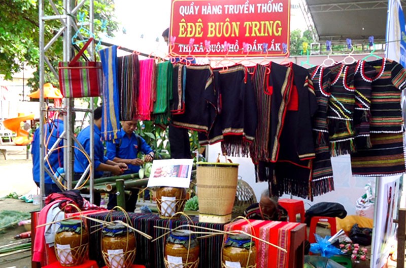 Rượu Cần Ê Đê được trưng bày và quảng bá ở nhiều nơi