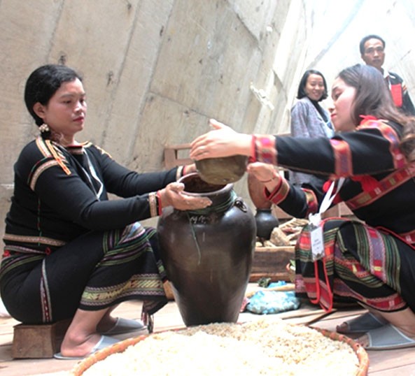 Một công đoạn trong quy trình ủ rượu cần