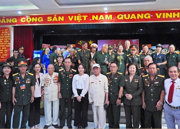 Phóng viên VPĐD tại TP. HCM – Tạp chí Làng nghề Việt Nam chụp hình lưu niệm cùng đại biểu và khách mời Phóng viên VPĐD tại TP. HCM – Tạp chí Làng nghề Việt Nam chụp hình lưu niệm cùng đại biểu và khách mời