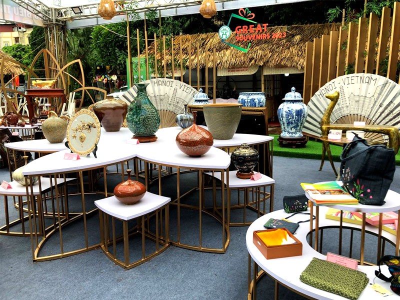 Sản phẩm thủ công mỹ nghệ được bày bán tại hội chợ