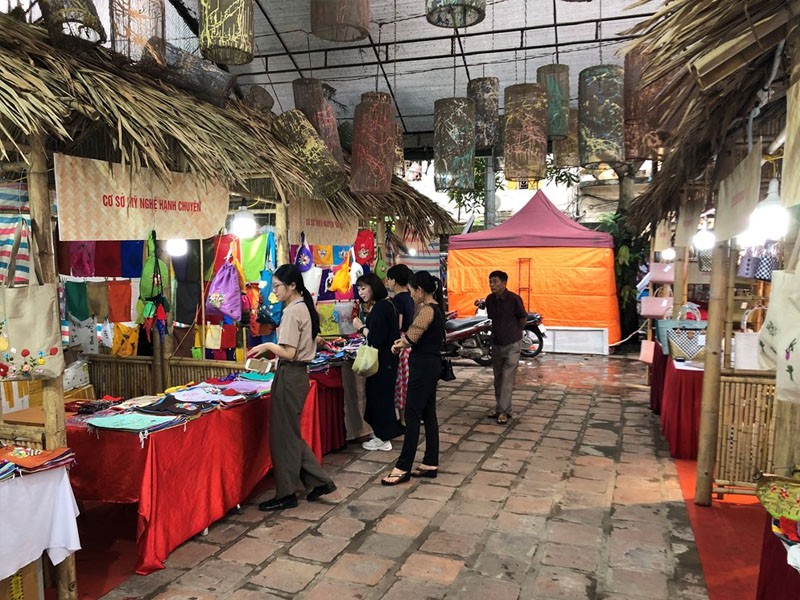 Khách hàng đến tham quan mua sắm tại hội chợ