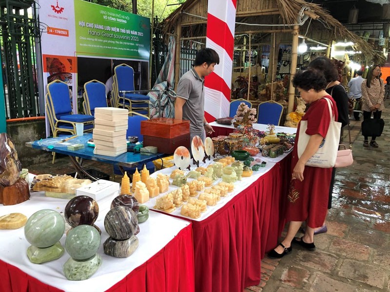 Hội chợ đã thu hút được sự quan tâm của nhiều người tiêu dùng đến chọn mua sản phẩm