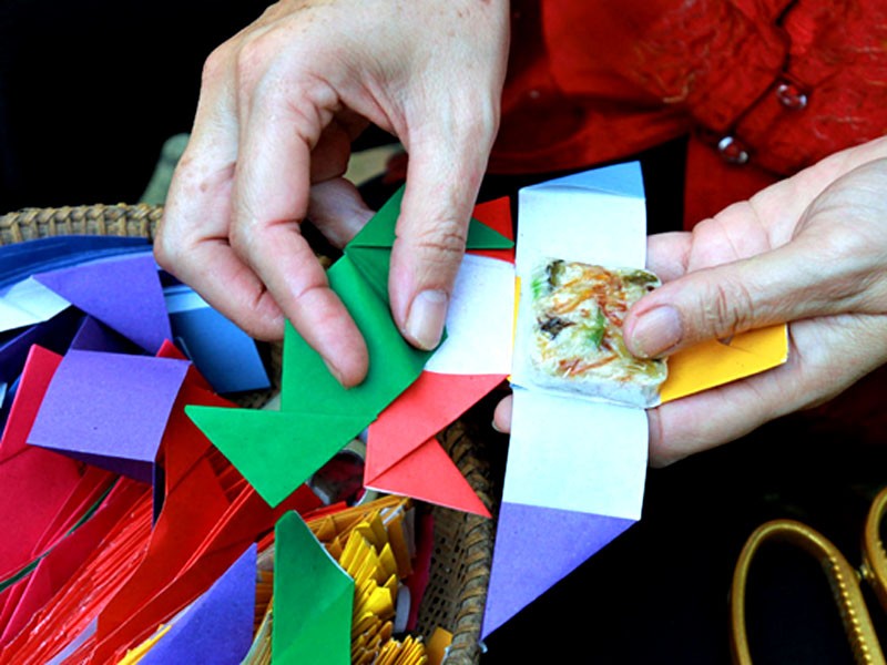 Bánh màu Pháp Lam - một loại bánh Huế truyền thống, với cách trang trí chịu ảnh hưởng mạnh mẽ của hệ ngũ sắc trong ẩm thực Huế.