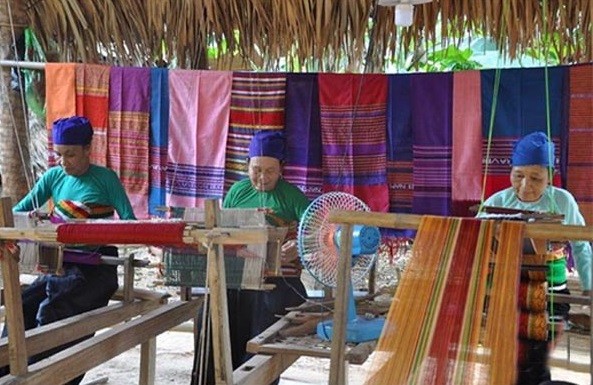 Các nghệ nhân dệt tấm vải nhiều màu sắc và hoa văn Các nghệ nhân dệt tấm vải nhiều màu sắc và hoa văn