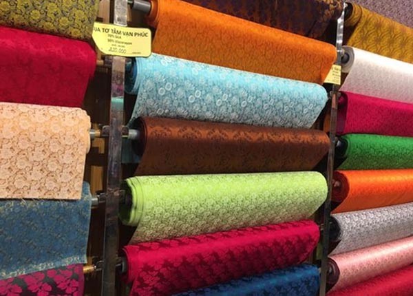Những tấm vải lụa đầy màu sắc được dệt nên bởi người thợ tài hoa