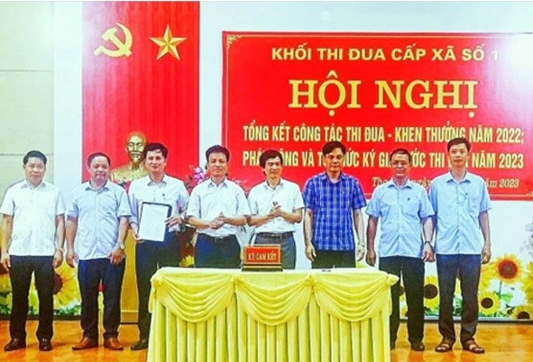 Ông Nguyễn Như Hải( thứ 4 phải sang) HUV Trưởng phòng Nội vụ Tam Nông chứng kiến các đơn vị trong khối 1 giao ước thi đua