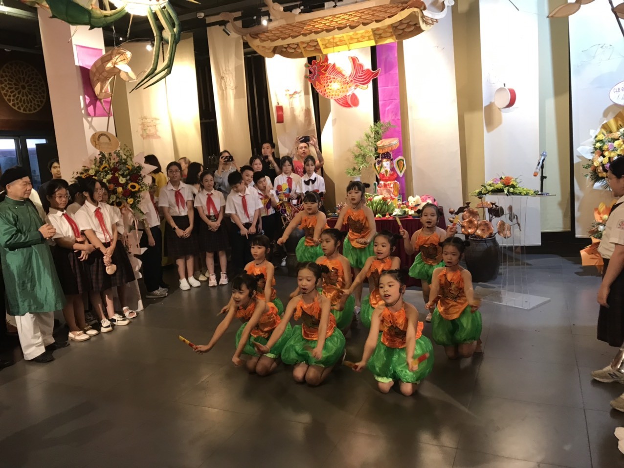 Trở lại tuổi thơ với “Trung thu xưa” tại khu Phố cổ Hà Nội Trở lại tuổi thơ với “Trung thu xưa” tại khu Phố cổ Hà Nội