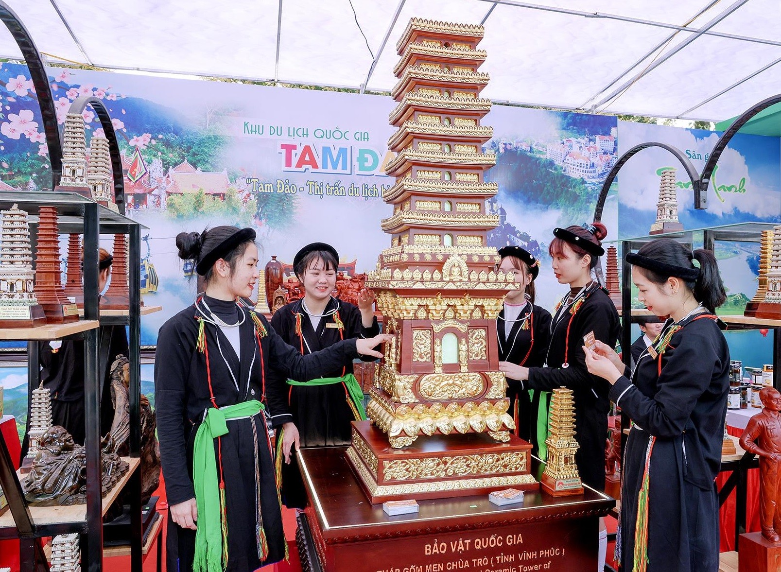 Sản phẩm mộc Thủ Độ ngày càng khẳng định được uy tín, thương hiệu như tháp gốm men chùa Trò (chế tác trên chất liệu gỗ) của làng mộc được triển lãm, giới thiệu, quảng bá tại các sự kiện du lịch của tỉnh. Sản phẩm mộc Thủ Độ ngày càng khẳng định được uy tín, thương hiệu như tháp gốm men chùa Trò (chế tác trên chất liệu gỗ) của làng mộc được triển lãm, giới thiệu, quảng bá tại các sự kiện du lịch của tỉnh.