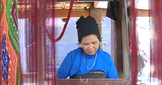 Bà Hà Thị Mận bên khung cửi dệt thổ cẩm. Bà Hà Thị Mận bên khung cửi dệt thổ cẩm.