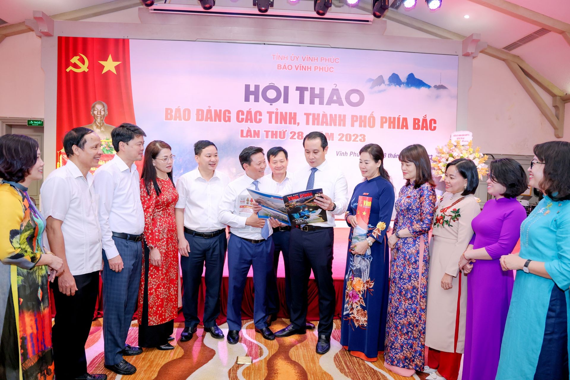 Đại biểu xem báo, trao đổi kinh nghiệm tại Hội thảo. Đại biểu xem báo, trao đổi kinh nghiệm tại Hội thảo.