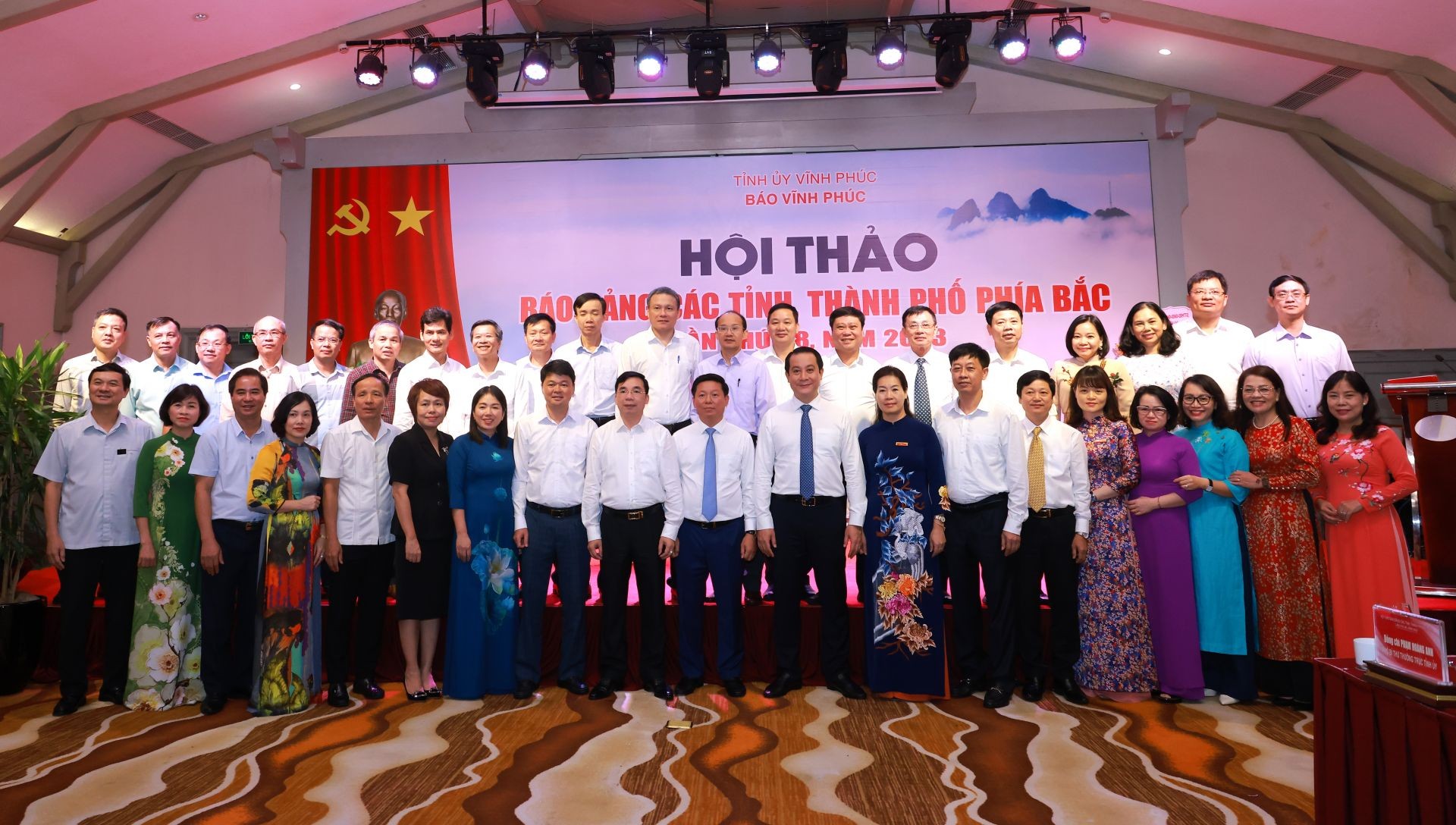 Các đại biểu chụp ảnh lưu niệm tại Hội thảo. Các đại biểu chụp ảnh lưu niệm tại Hội thảo.