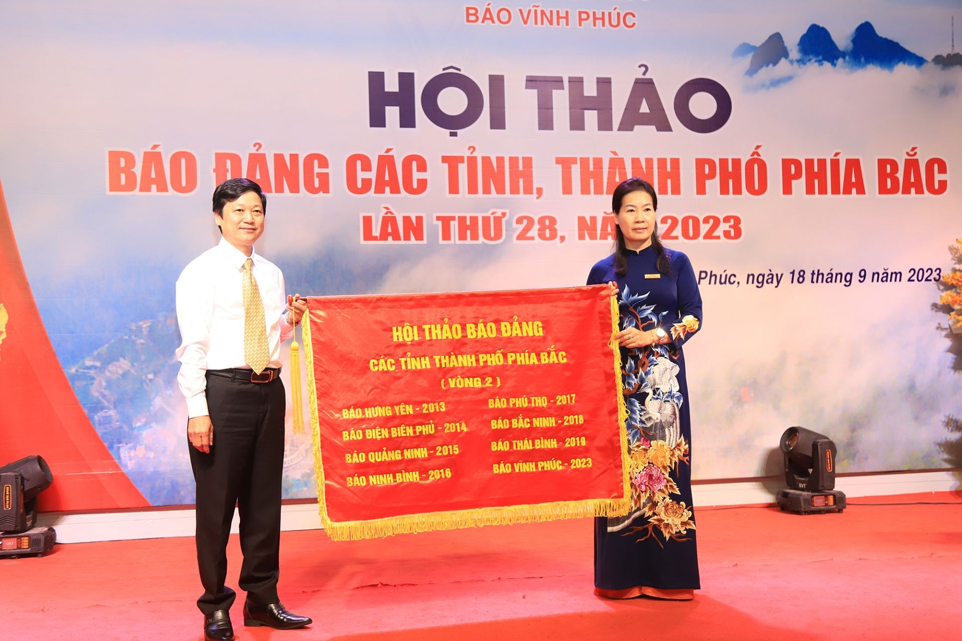 Báo Vĩnh Phúc trao cờ luân lưu cho Báo Bắc Giang, đơn vị đăng cai tổ chức hội thảo Báo Đảng các tỉnh, thành phố phía Bắc lần thứ 29 năm 2024. Báo Vĩnh Phúc trao cờ luân lưu cho Báo Bắc Giang, đơn vị đăng cai tổ chức hội thảo Báo Đảng các tỉnh, thành phố phía Bắc lần thứ 29 năm 2024.
