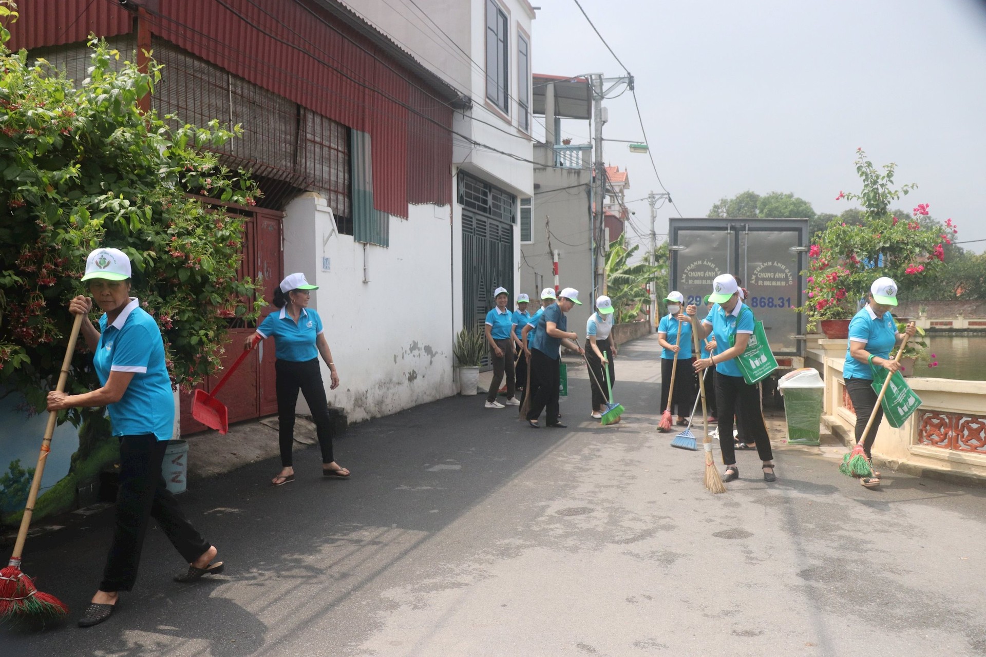 Nhân dân phường Thượng Cát (quận Bắc Từ Liêm) vệ sinh đường phố. Nhân dân phường Thượng Cát (quận Bắc Từ Liêm) vệ sinh đường phố.