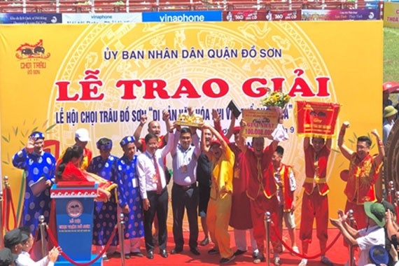 Ban tổ chức trao giải nhất cho chủ trâu số 03 cùng giải thưởng  100 triệu đồng Ban tổ chức trao giải nhất cho chủ trâu số 03 cùng giải thưởng  100 triệu đồng