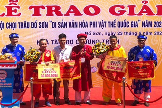Ban tổ chức trao đồng giải ba cho 2 chủ trâu số 10 và số 13 cùng  giải thưởng 30 triệu đồng  Ban tổ chức trao đồng giải ba cho 2 chủ trâu số 10 và số 13 cùng  giải thưởng 30 triệu đồng