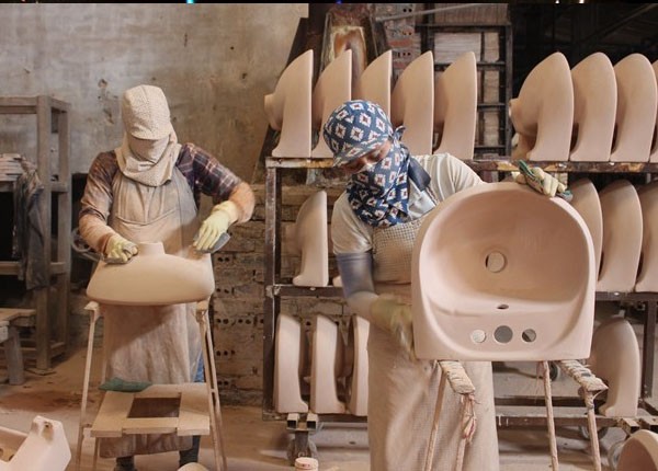 Công nhân phân xưởng sản xuất gốm sứ Công nhân phân xưởng sản xuất gốm sứ