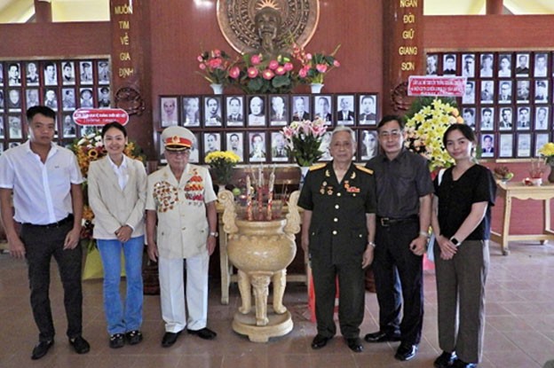 Đoàn phóng viên, VPĐD tại TP. HCM Tạp chí Làng nghề Việt Nam chụp ảnh cùng Ban tổ chức Đoàn phóng viên, VPĐD tại TP. HCM Tạp chí Làng nghề Việt Nam chụp ảnh cùng Ban tổ chức