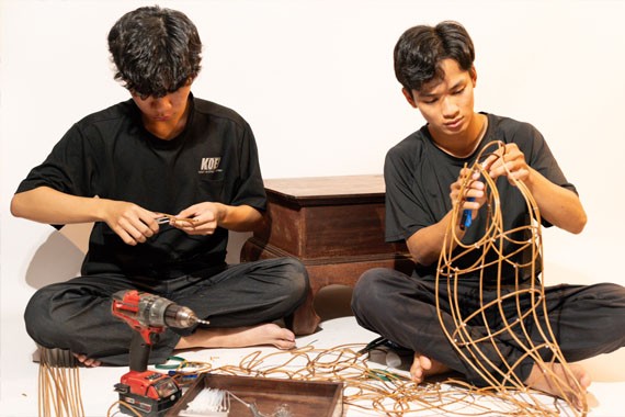 Các bạn trẻ đang ráp khung cho lồng đèn hình cá Các bạn trẻ đang ráp khung cho lồng đèn hình cá