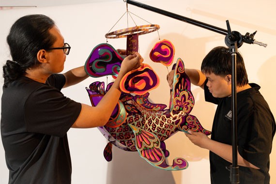 Mọi người đang thực hiện công đoạn ráp chi tiết và lên dây treo mây Mọi người đang thực hiện công đoạn ráp chi tiết và lên dây treo mây