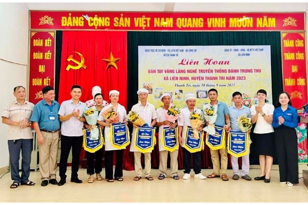 Trao Cờ lưu niệm cho các hộ gia đình tham gia Liên hoan Trao Cờ lưu niệm cho các hộ gia đình tham gia Liên hoan