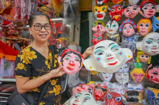 Bà Đặng Hương Lan làm nghề vì sự đam mê, còn sức khoẻ là làm, không nghĩ đến tuổi tác, lợi nhuận Nghệ nhân giữ hồn cốt của một làng nghề truyền thống