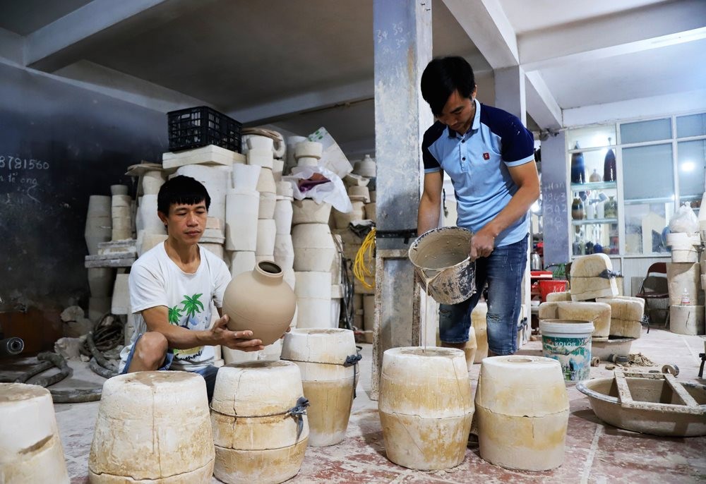 Sản xuất gốm tại làng nghề Bát Tràng (huyện Gia Lâm). Sản xuất gốm tại làng nghề Bát Tràng (huyện Gia Lâm).