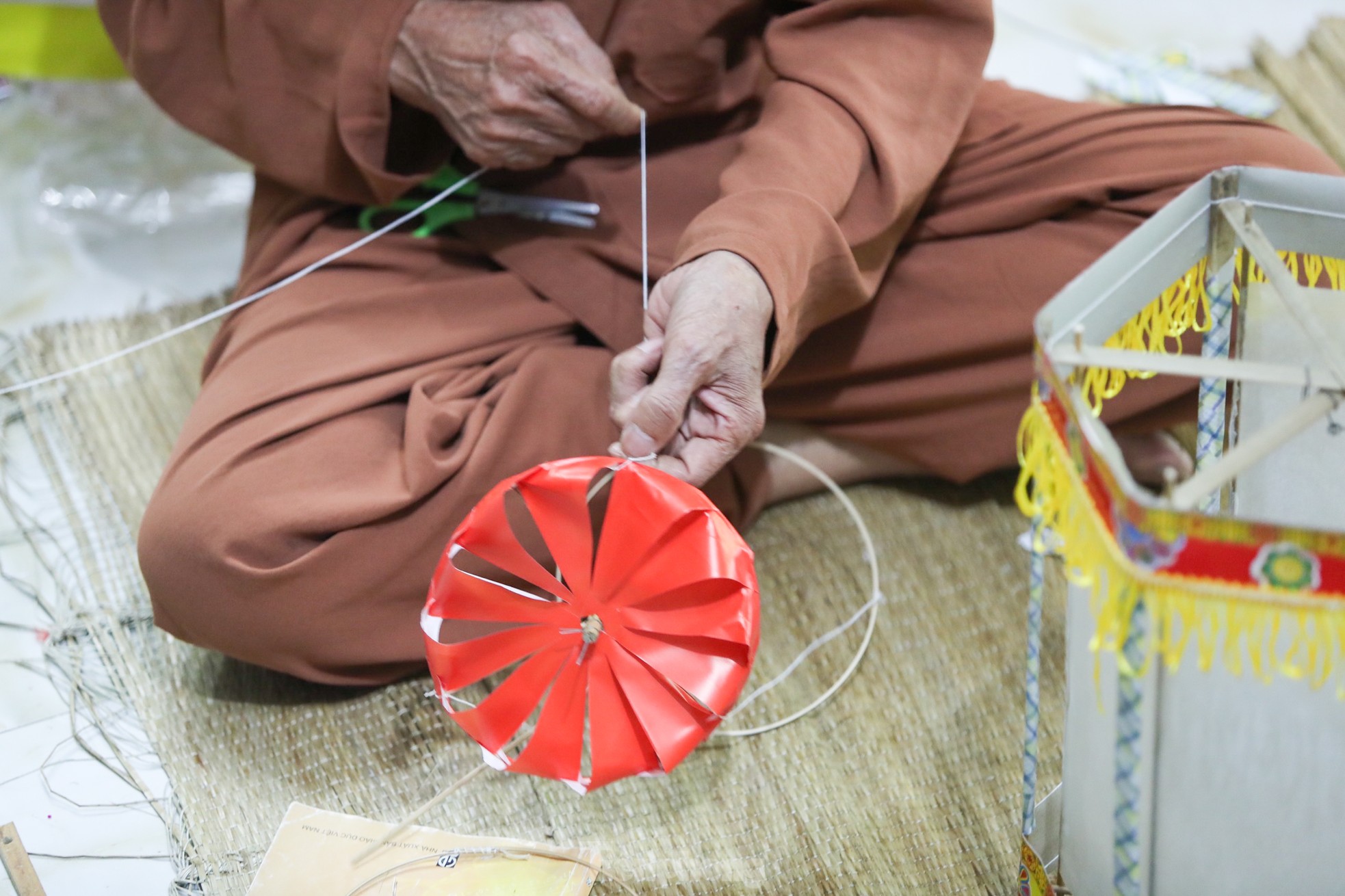 Nghệ nh&acirc;n d&agrave;nh hơn 70 năm thổi hồn cho rằm Trung thu th&ecirc;m s&aacute;ng ảnh 6