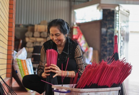 Ngôi làng giữ lửa nghề làm hương đen hàng trăm năm trên đất Kinh Bắc