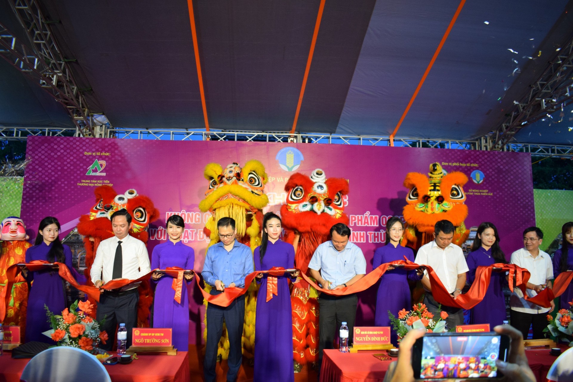 Đại diện các lãnh đạo khai mạc Không gian quảng bá, kết nối sản phẩm OCOP gắn với hoạt động du lịch cấp vùng. Đại diện các lãnh đạo khai mạc Không gian quảng bá, kết nối sản phẩm OCOP gắn với hoạt động du lịch cấp vùng.