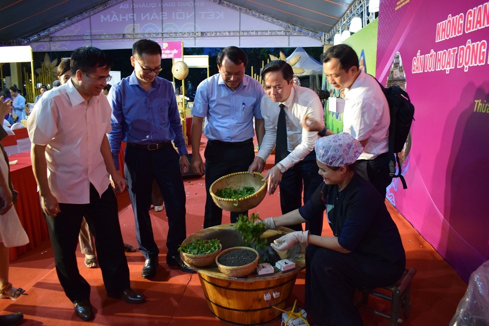 Không gian trưng bày góp phần tôn vinh, tuyên truyền, quảng bá, thúc đẩy tiêu thụ sản phẩm OCOP với người dân Huế và du khách trong và ngoài nước. Không gian trưng bày góp phần tôn vinh, tuyên truyền, quảng bá, thúc đẩy tiêu thụ sản phẩm OCOP với người dân Huế và du khách trong và ngoài nước.