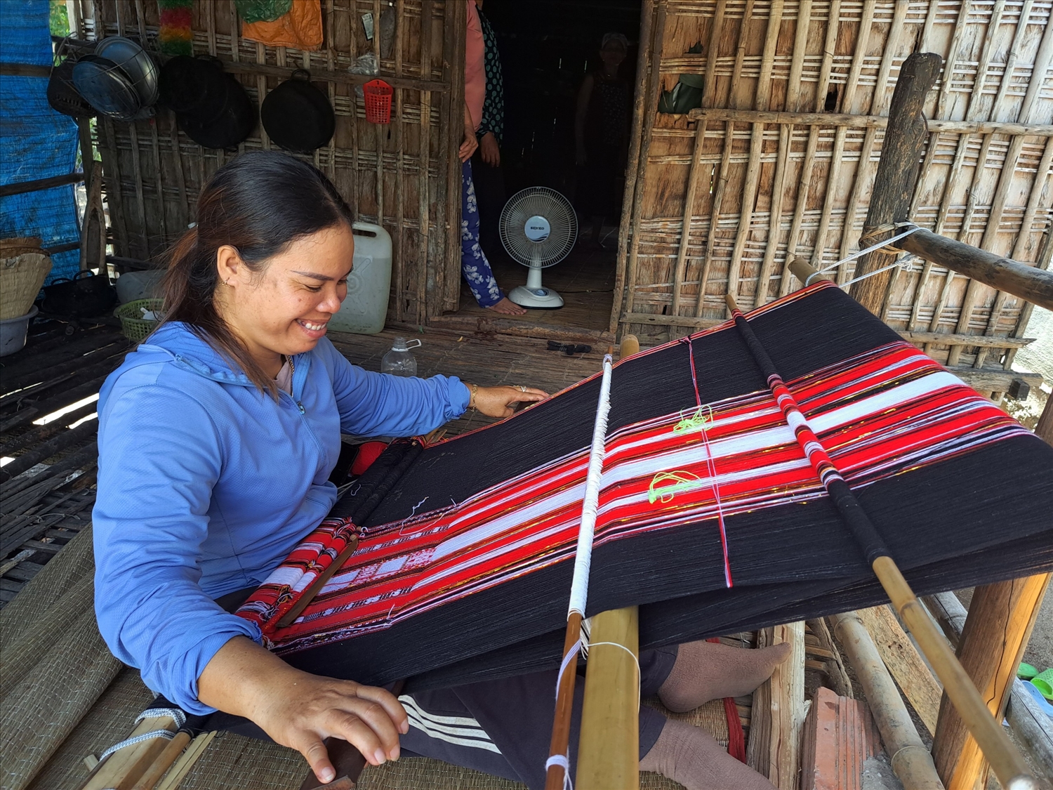 Những người dệt thổ cẩm ở làng Hà Văn Trên vẫn mong muốn có nhiều đầu ra cho sản phẩm