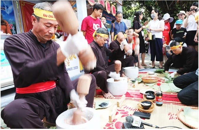 rình diễn làm đặc sản giò chả làng Tri Lễ (Tân Ước, Thanh Oai).