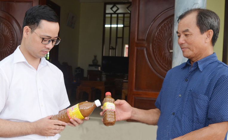Giới thiệu sản phẩm nước tương gia truyền Đại Phong cho khách đến tham quan tại gia đình ông Bùi Đình Úy. Giới thiệu sản phẩm nước tương gia truyền Đại Phong cho khách đến tham quan tại gia đình ông Bùi Đình Úy.