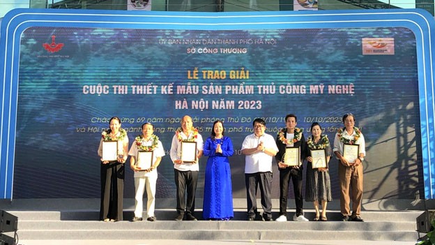 Quyền Giám đốc Sở Công Thương Hà Nội Trần Thị Phương Lan trao giấy chứng nhận cho các mẫu thiết kế sản phẩm thủ công mỹ nghệ đạt giải Nhất. Quyền Giám đốc Sở Công Thương Hà Nội Trần Thị Phương Lan trao giấy chứng nhận cho các mẫu thiết kế sản phẩm thủ công mỹ nghệ đạt giải Nhất.