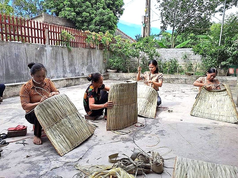 Những chiếc áo tơi còn thơm mùi lá cọ sắp được hoàn thành. Những chiếc áo tơi còn thơm mùi lá cọ sắp được hoàn thành.