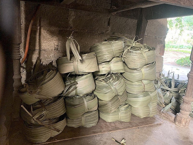 á tơi (lá cọ) sau khi phơi đủ “chín” sẽ được vuốt và xếp thành từng bó. á tơi (lá cọ) sau khi phơi đủ “chín” sẽ được vuốt và xếp thành từng bó.