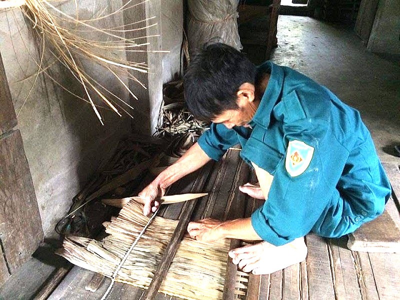 Chằm áo tơi không kén thợ, những người đàn ông trong làng vẫn có thể làm ra những chiếc áo tơi chắc chắn. Chằm áo tơi không kén thợ, những người đàn ông trong làng vẫn có thể làm ra những chiếc áo tơi chắc chắn.