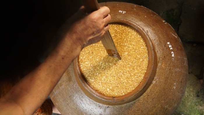 Giai đoạn ủ tương, mỗi ngày, phải quấy từ 2-3 lần vào sáng sớm để đảm bảo tương sánh đẹp, vàng óng hòa quyện giữa đậu tương và gạo. Giai đoạn ủ tương, mỗi ngày, phải quấy từ 2-3 lần vào sáng sớm để đảm bảo tương sánh đẹp, vàng óng hòa quyện giữa đậu tương và gạo.