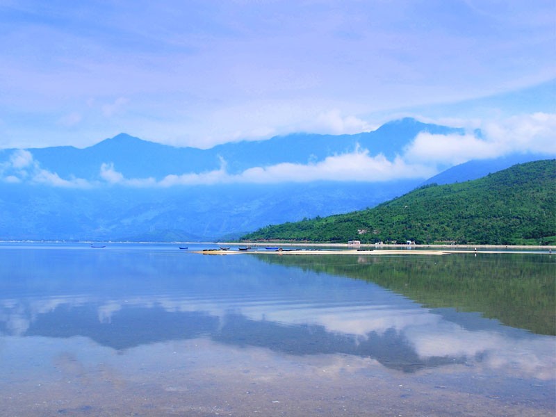 Một phần đầm Lập An nhìn từ trên đèo.