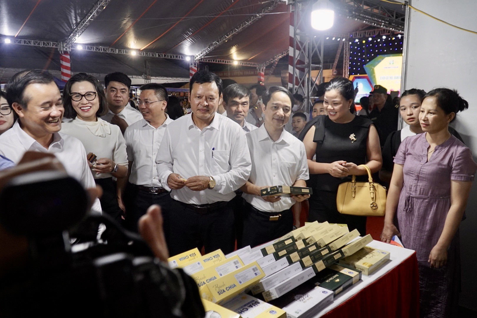 Hà Nội lần đầu tiên giới thiệu, quảng bá, kết nối sản phẩm OCOP gắn với văn hóa các tỉnh Đồng bằng sông Hồng | Xã hội | Báo ảnh Dân tộc và Miền núi Hà Nội lần đầu tiên giới thiệu, quảng bá, kết nối sản phẩm OCOP gắn với văn hóa các tỉnh Đồng bằng sông Hồng | Xã hội | Báo ảnh Dân tộc và Miền núi