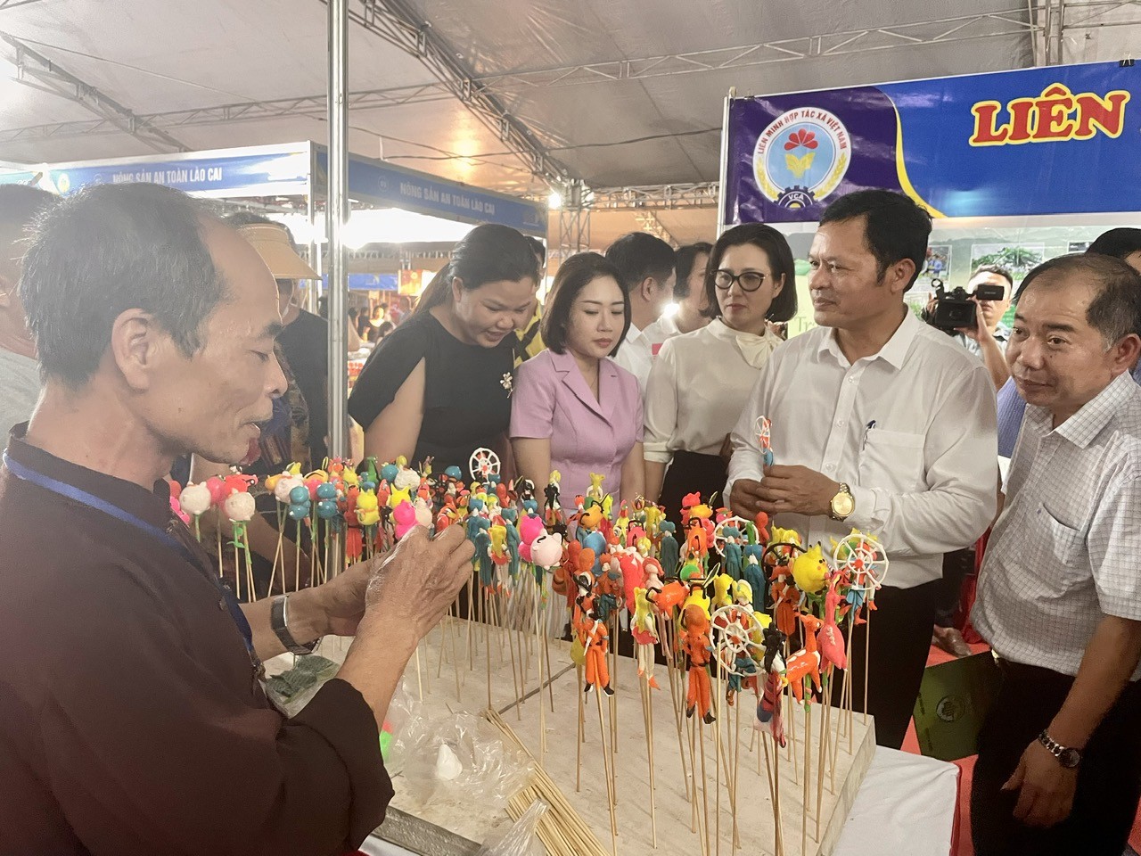 Hà Nội lần đầu tiên giới thiệu, quảng bá, kết nối sản phẩm OCOP gắn với văn hóa các tỉnh Đồng bằng sông Hồng | Xã hội | Báo ảnh Dân tộc và Miền núi Hà Nội lần đầu tiên giới thiệu, quảng bá, kết nối sản phẩm OCOP gắn với văn hóa các tỉnh Đồng bằng sông Hồng | Xã hội | Báo ảnh Dân tộc và Miền núi