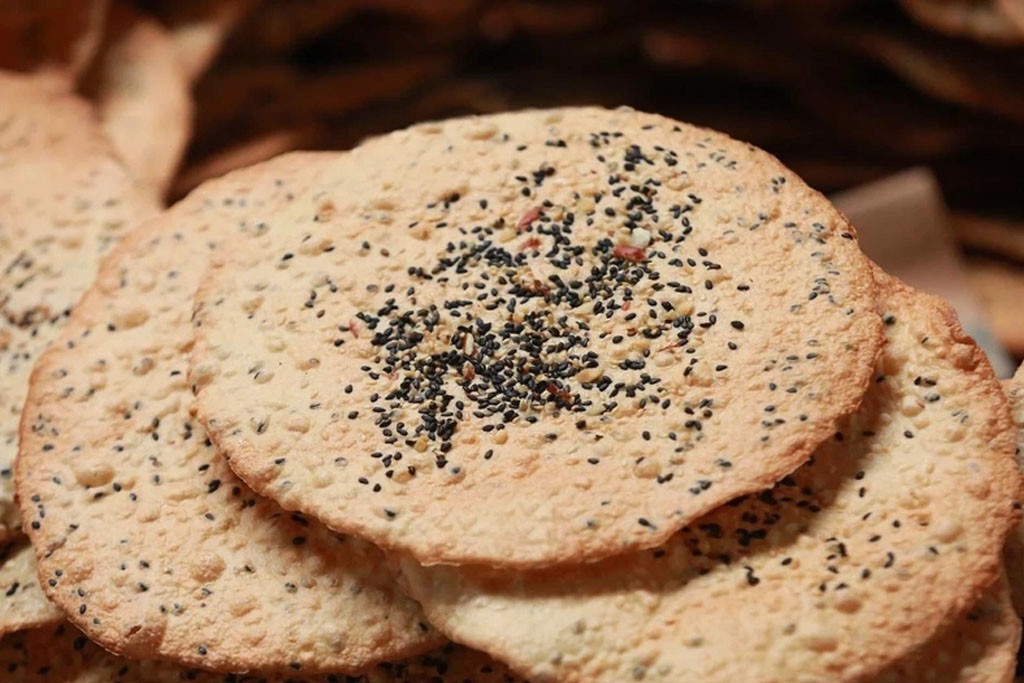 Lưu giữ nghề làm bánh đa vừng cổ truyền Lưu giữ nghề làm bánh đa vừng cổ truyền