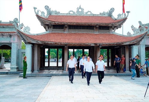 Các đồng chí lãnh đạo thành phố thăm Di tích lịch sử Khu tưởng niệm Vương triều Mạc ngày 28/7/2023.