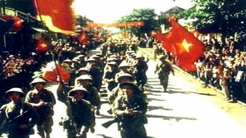 Ngày 10/10/1954, Thủ đô náo nức đón đoàn quân chiến thắng trở về. Cả Hà Nội tưng bừng hân hoan trong niềm vui giải phóng. Ảnh tư liệu Ngày 10/10/1954, Thủ đô náo nức đón đoàn quân chiến thắng trở về. Cả Hà Nội tưng bừng hân hoan trong niềm vui giải phóng. Ảnh tư liệu