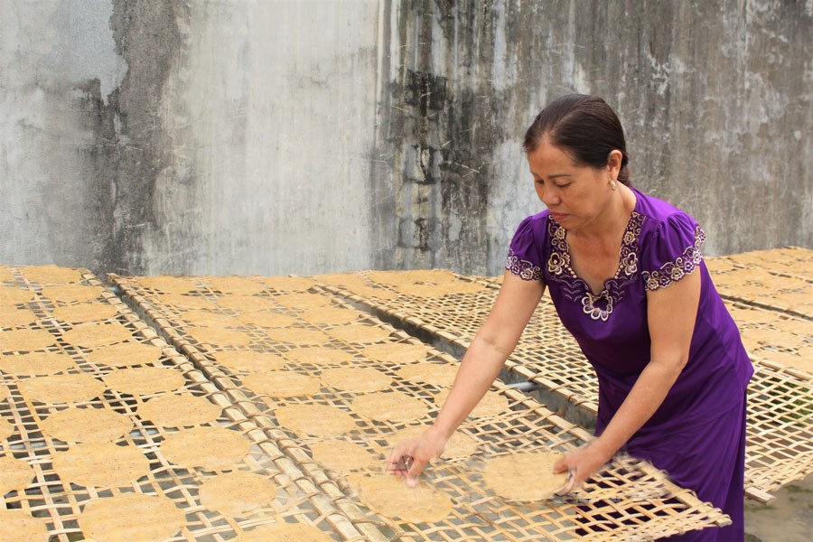 Chị Trịnh Thị Lưỡng phơi sản phẩm bánh đa vừng. Chị Trịnh Thị Lưỡng phơi sản phẩm bánh đa vừng.