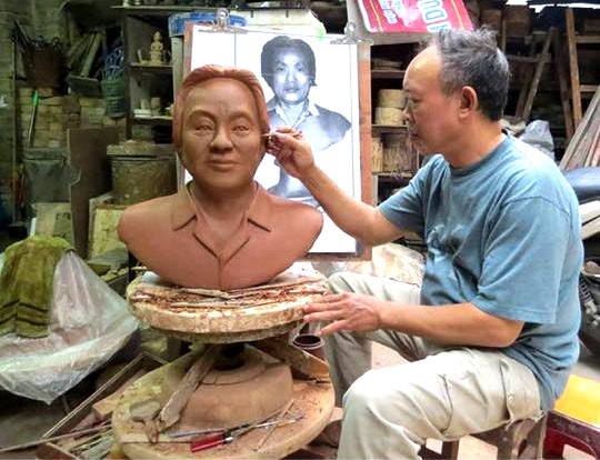 Nghệ nhân Đặng Trần Hiền đắp tượng họa sỹ Thọ Vân Nghệ nhân Đặng Trần Hiền đắp tượng họa sỹ Thọ Vân